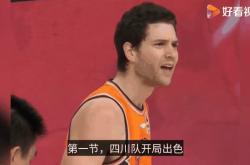 梅西场边指挥情绪激动，泰山队员怒摔水瓶！的简单介绍