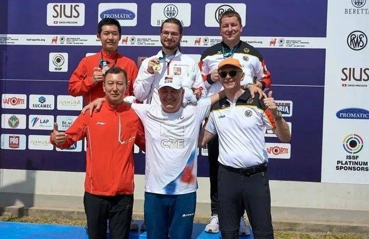 包含印度尼西亚队表现出色登上领奖台的词条